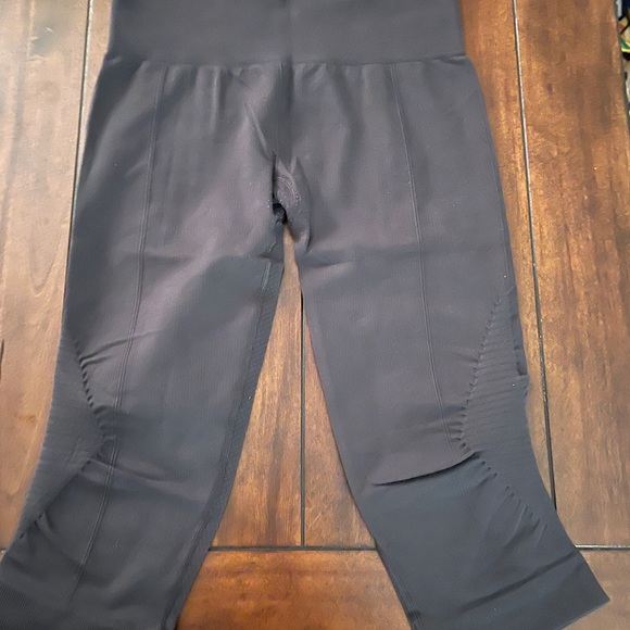 LULULEMON || Gray Crops - Picture 3 of 3